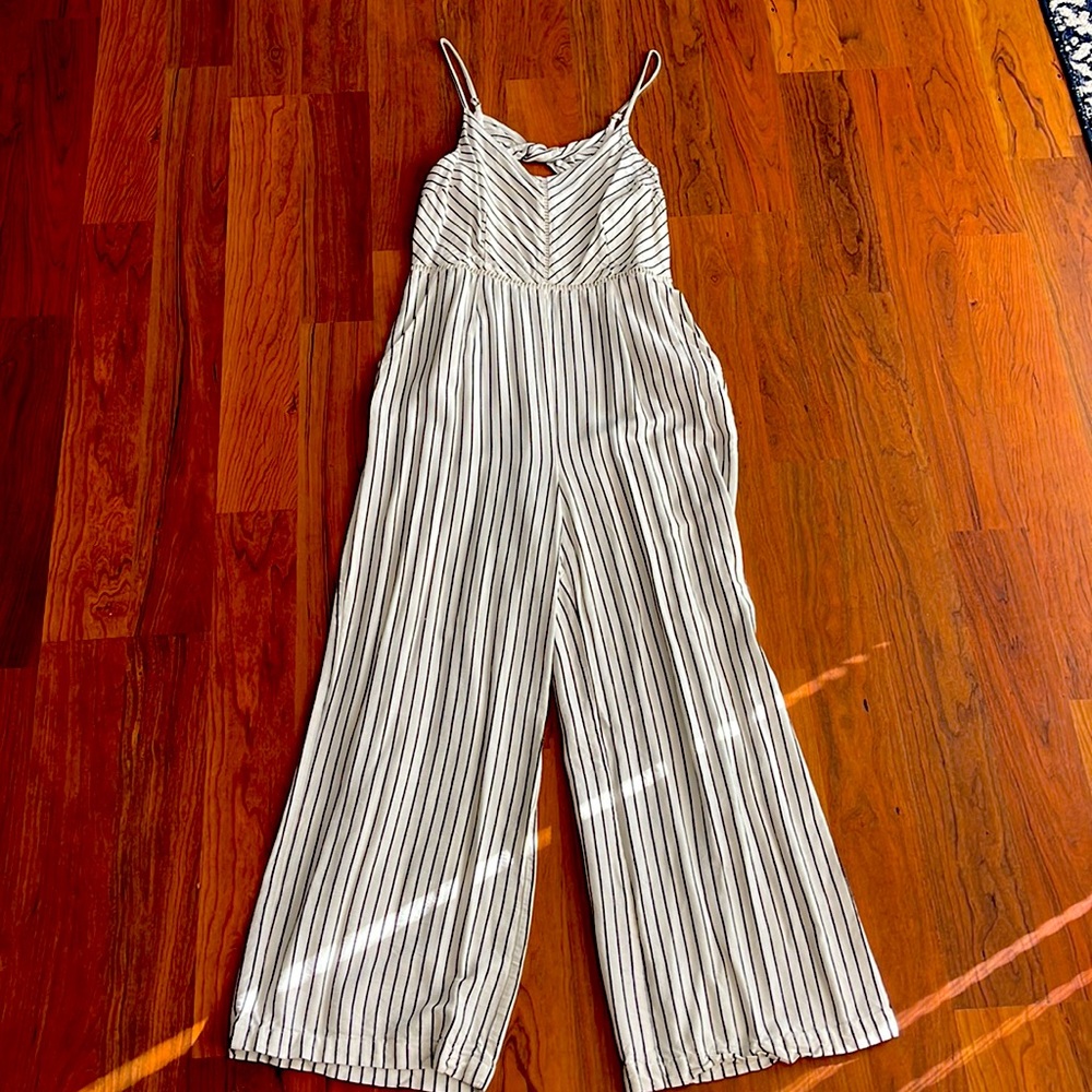 Brand white and black romper with POCKETS! Super cute for Sunday Brunch!